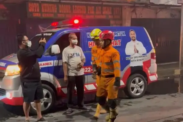 Tiba Pertama di Lokasi Kebakaran Suryakencana, Perindo Bogor Siagakan Ambulans Beri Pertolongan Medis