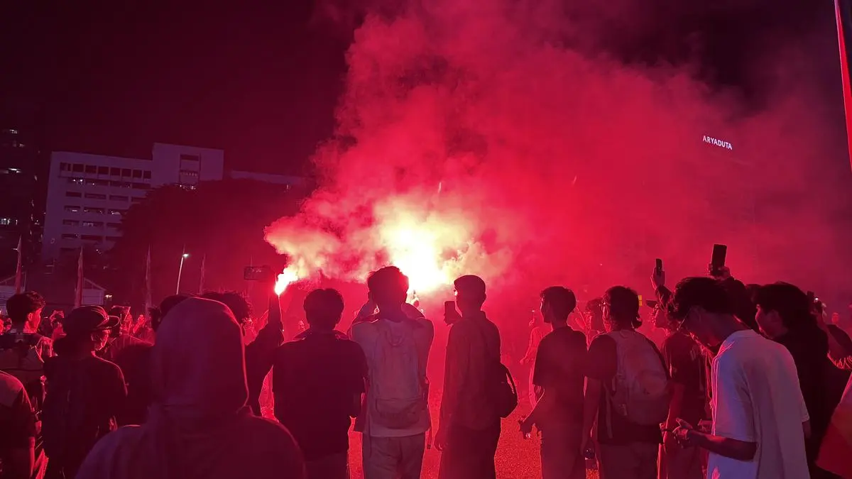 Demo di Tugu Tani Usai, Massa Sempat Bakar Flare