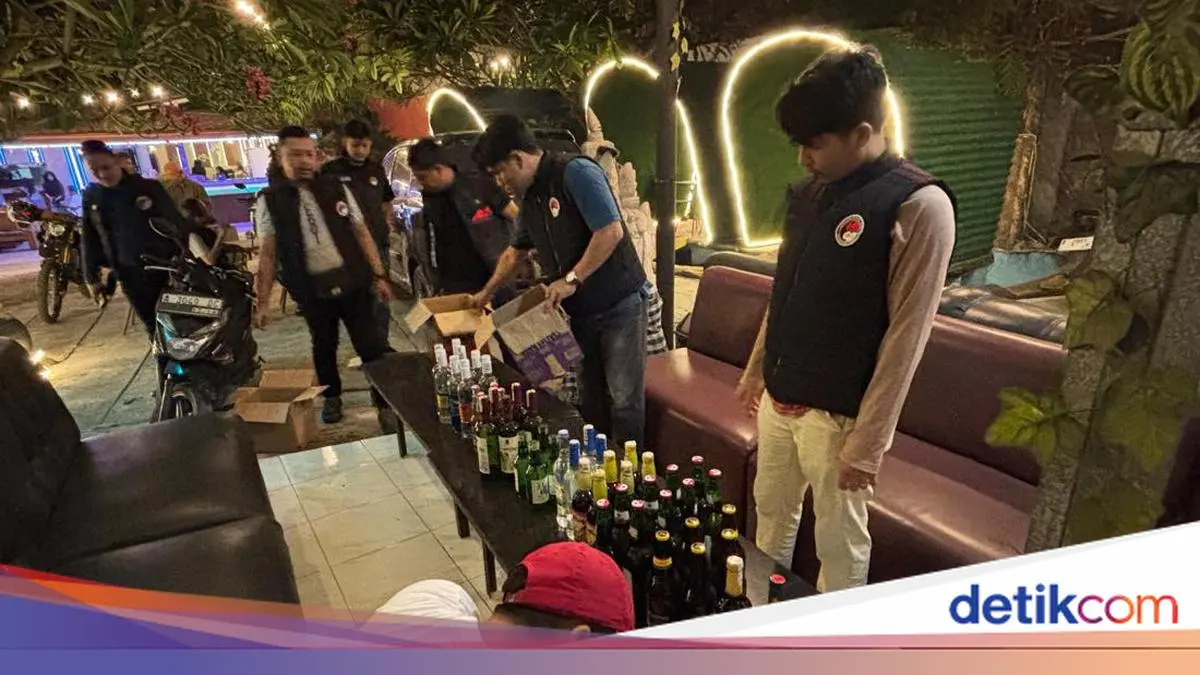 Polisi Sita 52 Botol Miras saat Razia Tempat Hiburan Malam di Serang