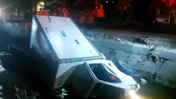 Truk Bermuatan Setengah Ton Es Kristal Tercebur ke Sungai di Surabaya