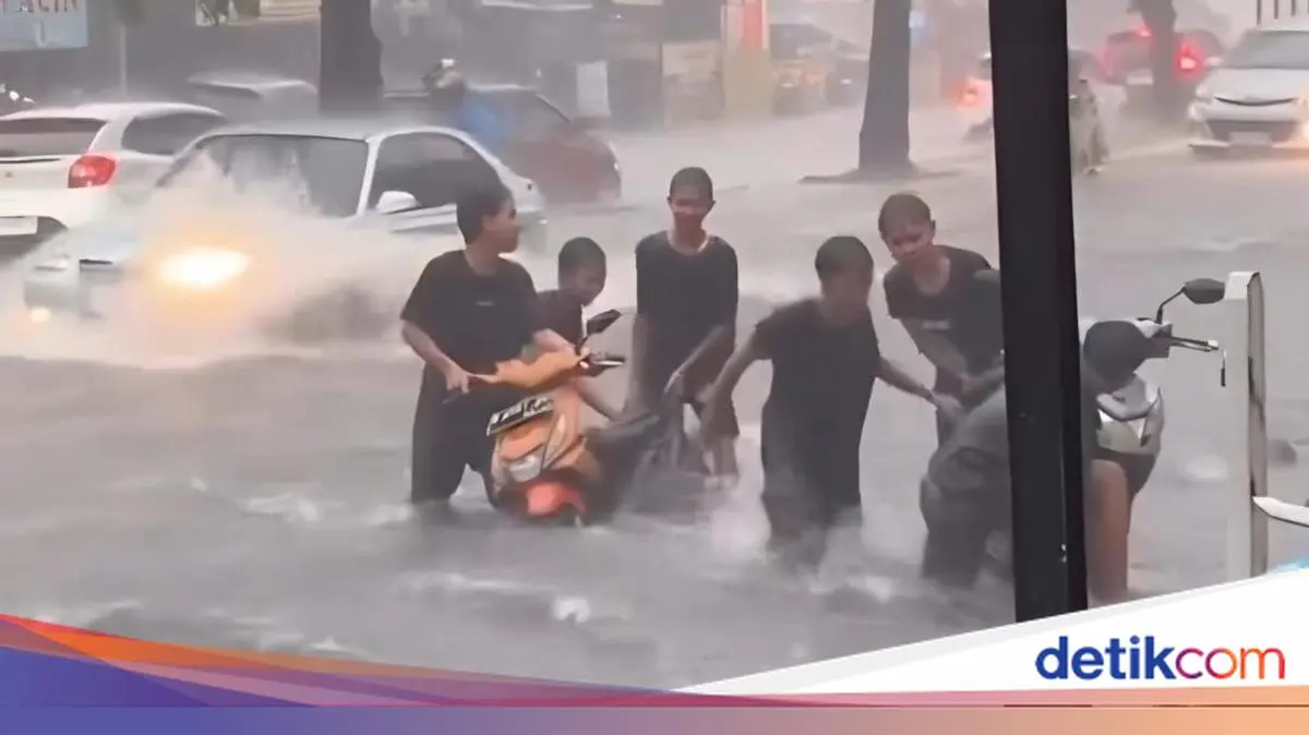 Banjir Bak Sungai di Jalan Mayor Oking Cibinong, Sejumlah Motor Mogok