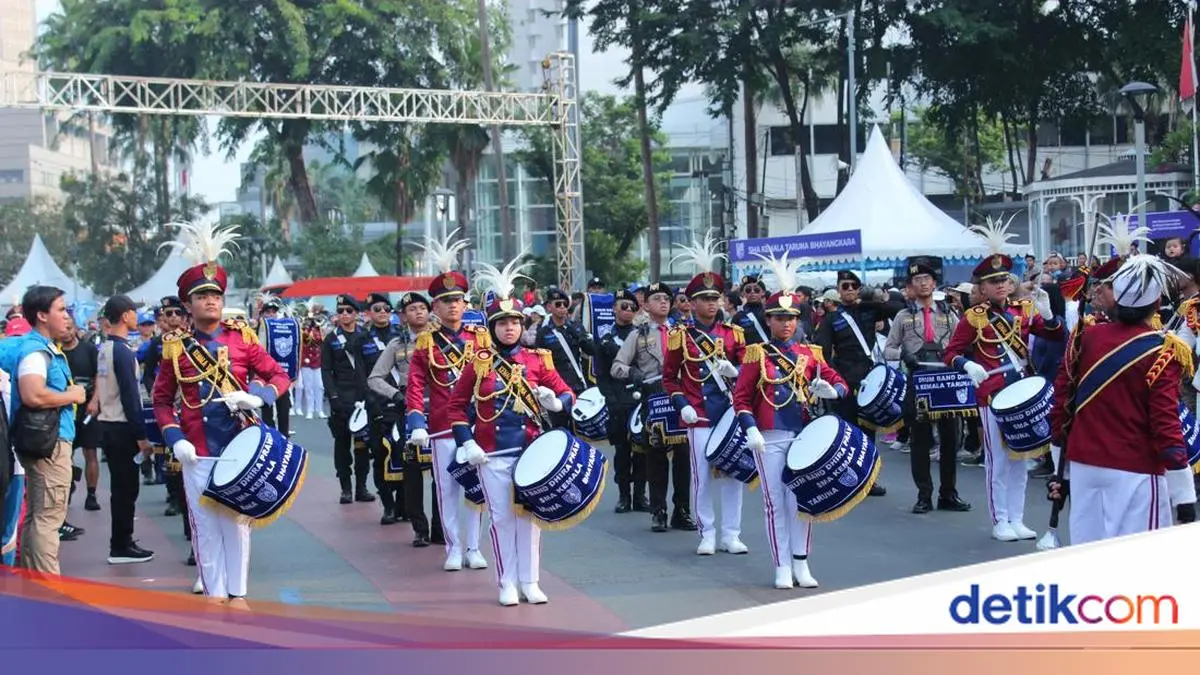 Drum Band SMA KTB Meriahkan Sosialisasi SPMB di CFD Bundaran HI