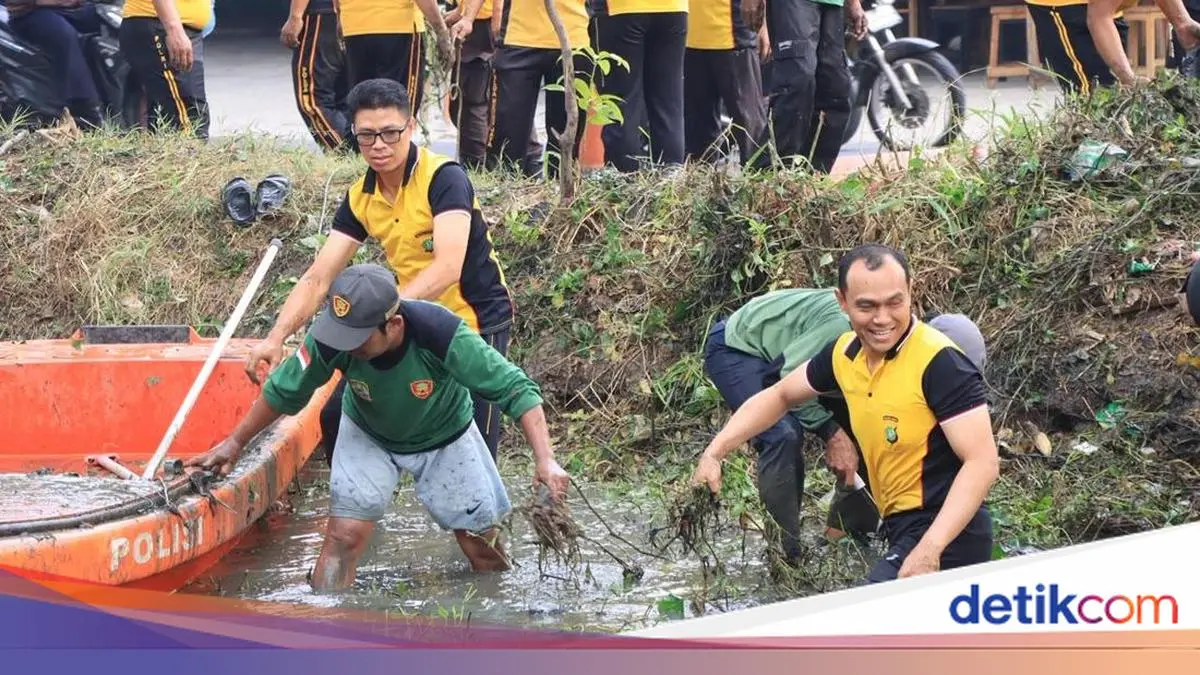Perkuat Green Policing, Kapolrestro Bekasi Kota Turun Langsung Normalisasi Kali Baru