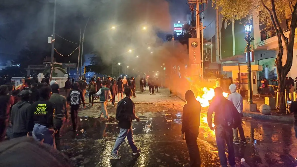 Kericuhan Pecah di DPRD DIY, Massa Berpakaian Hitam Bentrok dengan Polisi
