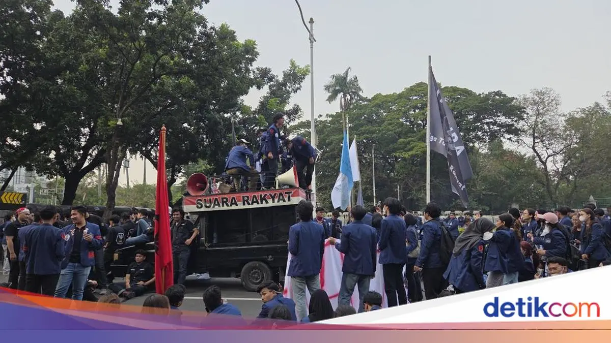 Massa Aksi Sampaikan Aspirasi di Dekat Patung Kuda