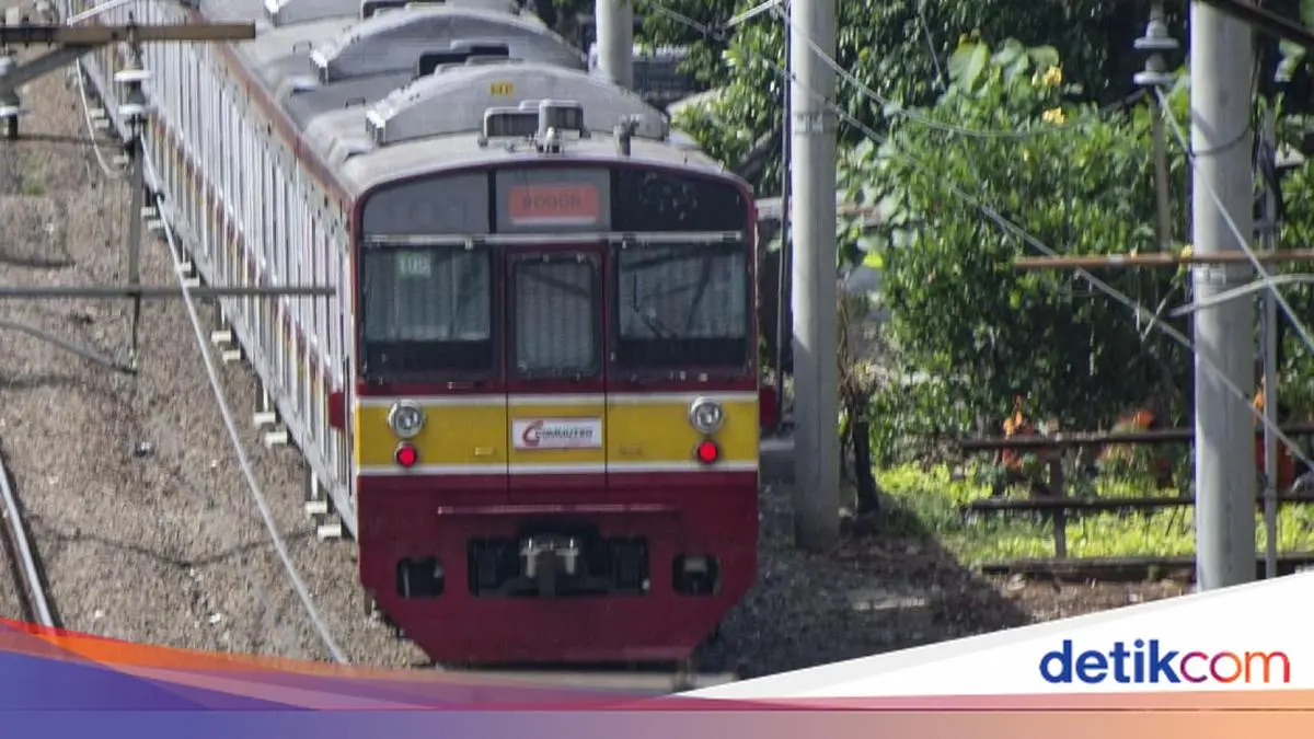 Terobos Palang Rel KA, Pemotor Tertabrak KRL di Pasar Minggu