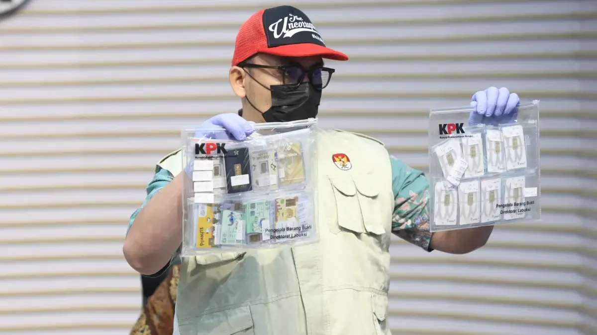 KPK Ungkap Barang Bukti OTT BNPB Rp 5,47 Miliar, Termasuk Kepingan Emas 133 Gram