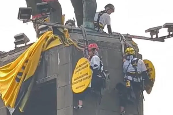 Greenpeace Sebut Aktivis Panjat Patung Bundaran HI Terlatih dan Dibekali Alat Keselamatan