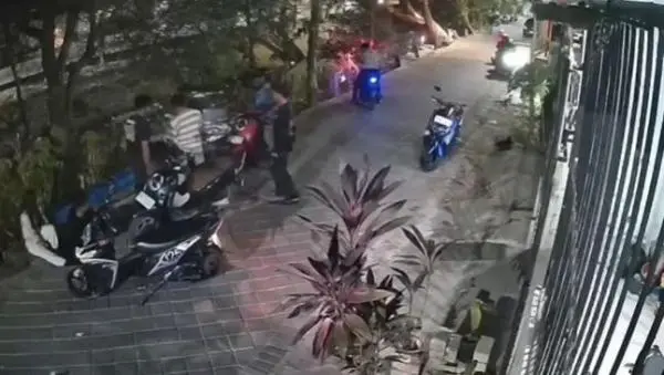 Terekam CCTV, Ayah dan 2 Anak Keroyok Remaja 14 Tahun di Makassar