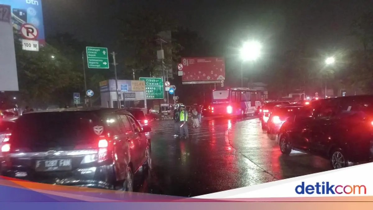 Jalan Buperta Cibubur Macet Parah Usai Hujan, Warga Terpaksa Jalan Kaki