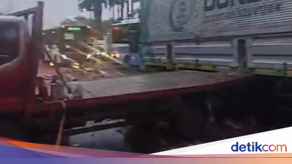 Sejumlah Rute Transjakarta Telat Imbas 2 Truk Kecelakaan di Depan DPR