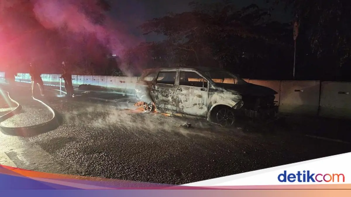Korsleting Listrik, Minibus di Tol Jagorawi Arah Bogor Kebakaran