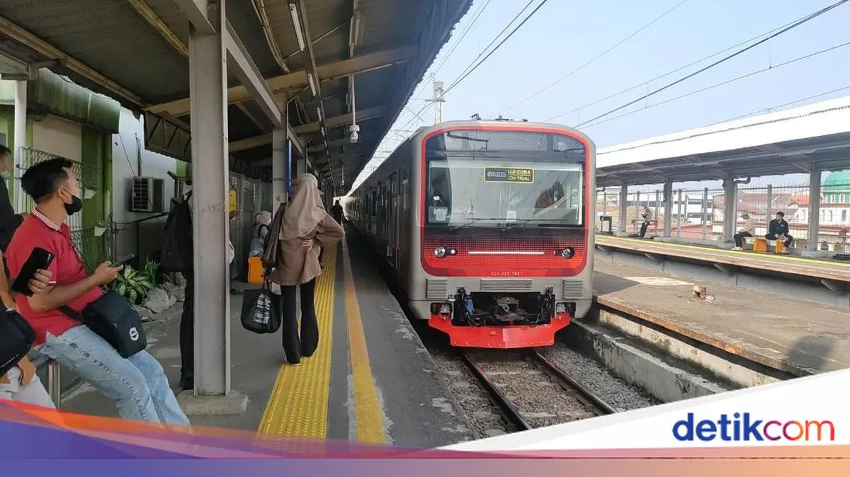 Disentil karena KRL Bolak-balik Gangguan, Ini Jawaban INKA