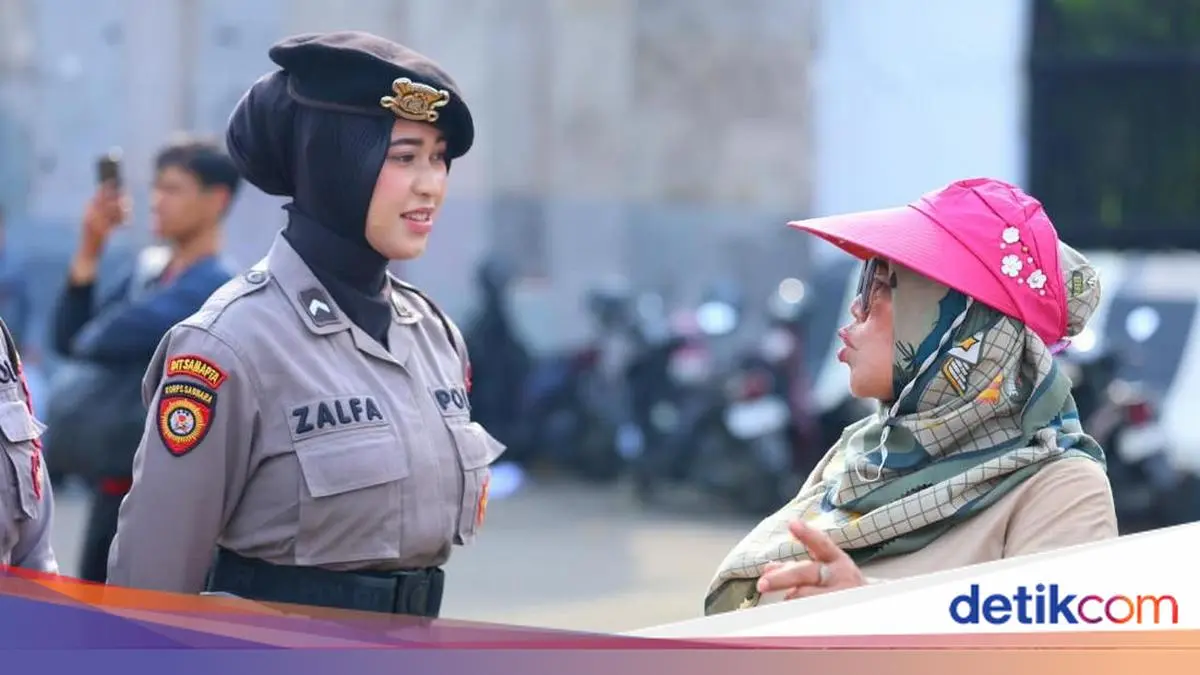 Polwan Polda Metro Sambut Peserta Aksi dengan Spanduk dan Dialog Humanis