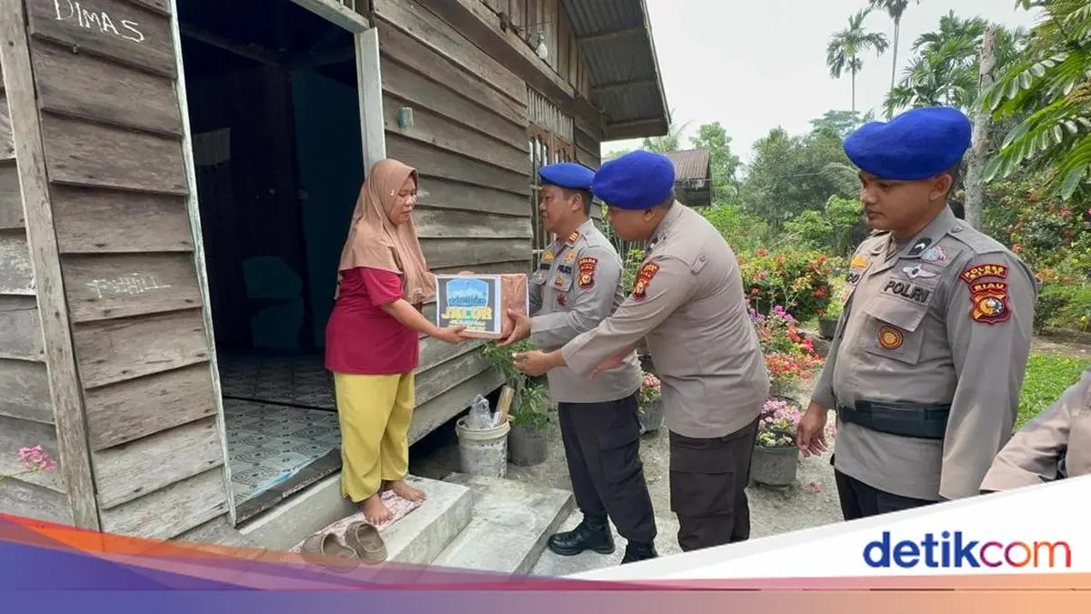Lewat 'JALUR', Polres Siak Bagikan Sembako dan Pohon ke Warga Pesisir