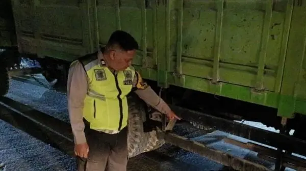 Kecelakaan Mengerikan di Sidoarjo, Pemotor Terseret Truk Gandeng hingga Belasan Meter