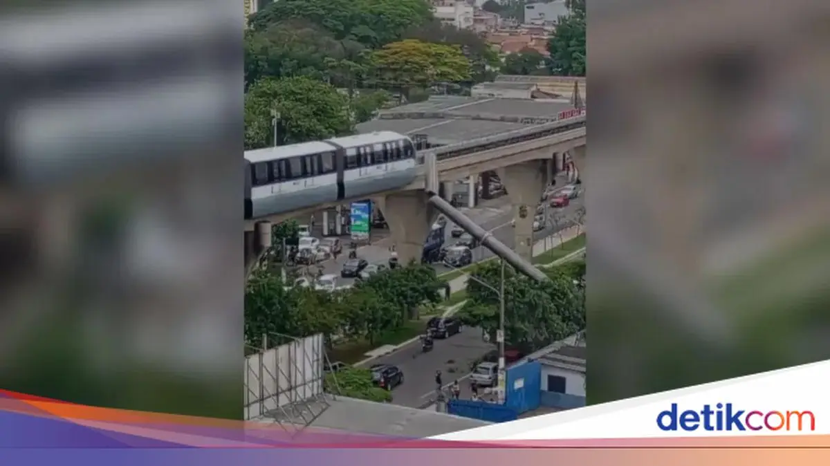 Ngeri, Crane Tumbang Lalu Ditabrak Kereta Monorel