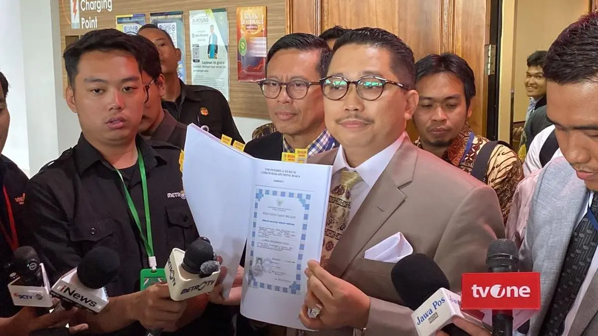 Pengacara Tunjukkan Deret Salinan Ijazah dan Riwayat Pendidikan Gibran