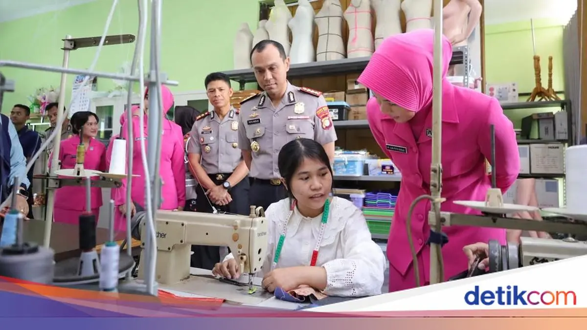 Perdana, Kapolrestro Bekasi Kota Tinjau Praktik Jahit 'Poliran' di SMKN 1