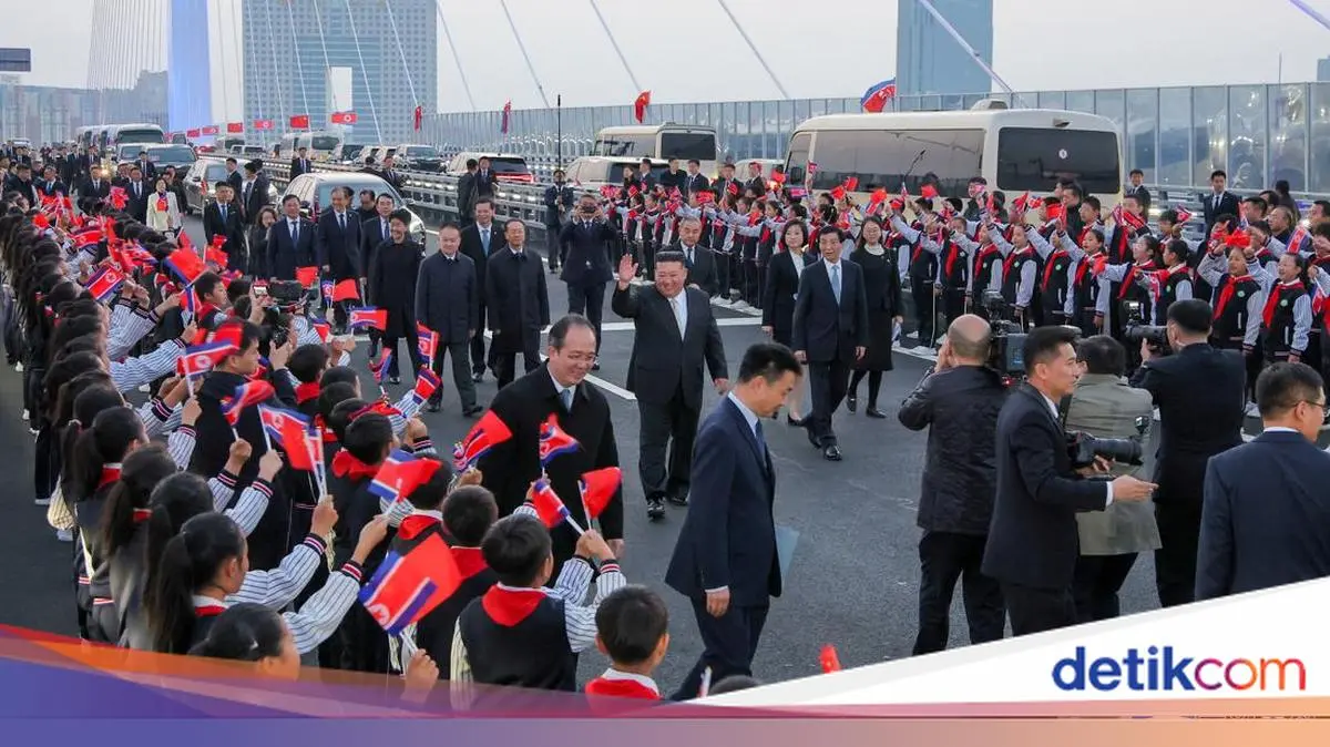 Momen Kim Jong Un Dadah-dadah ke Warga di Jembatan Baru Korut-China