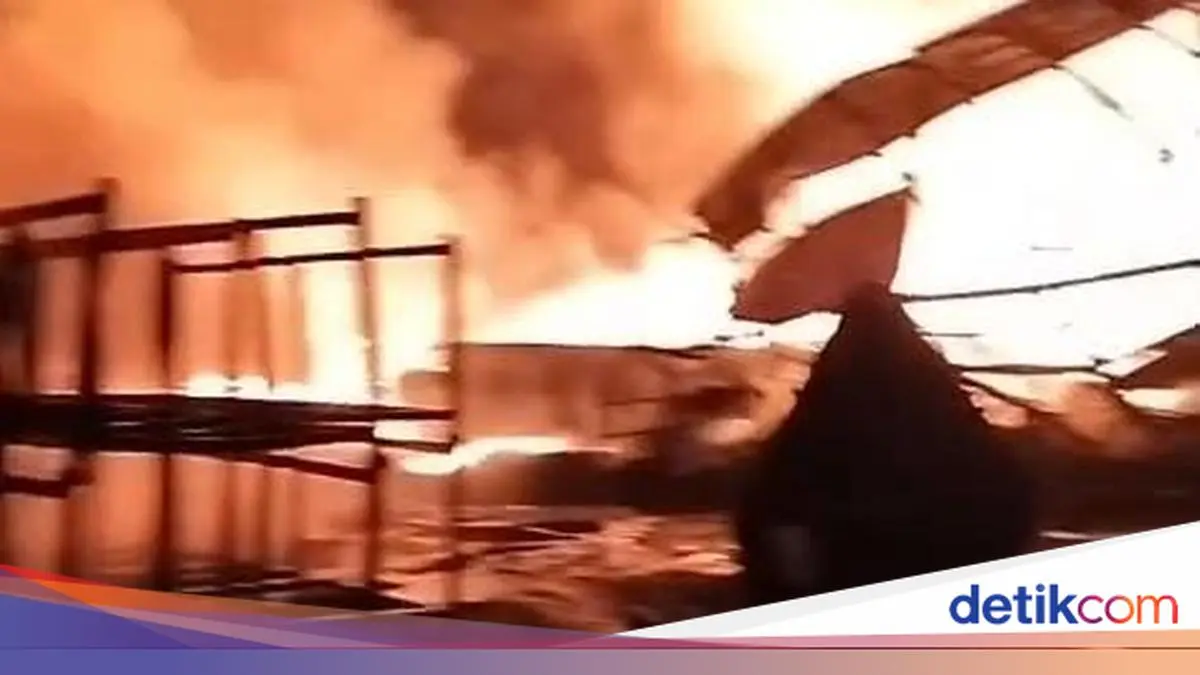 Gudang Paralon di Tangerang Terbakar, Damkar Terkendala Akses Air