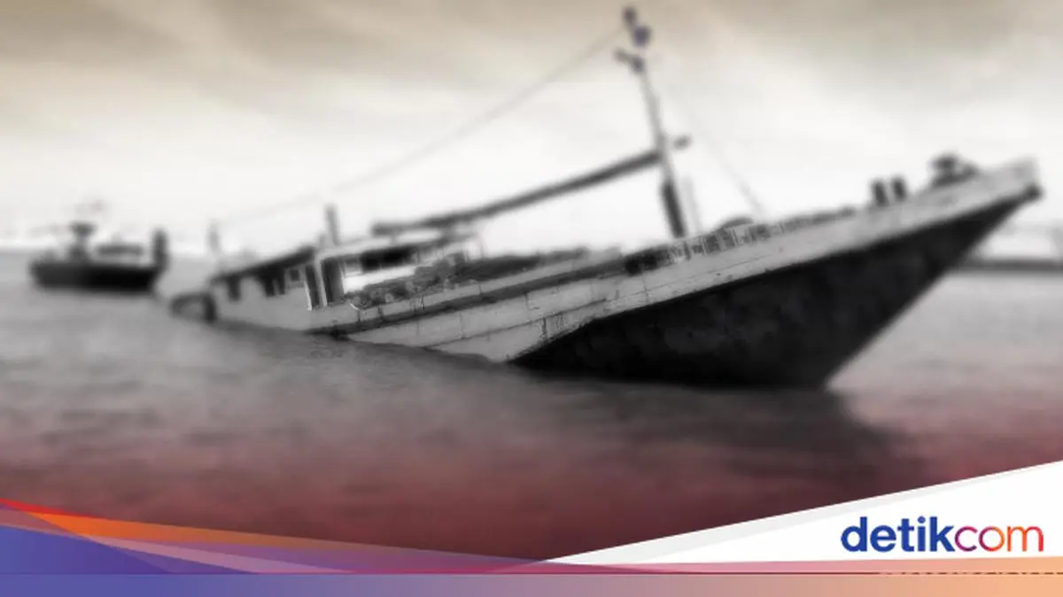 Perahu Pemancing Terbalik Dihantam Ombak di Laut Merak, 2 Orang Tewas
