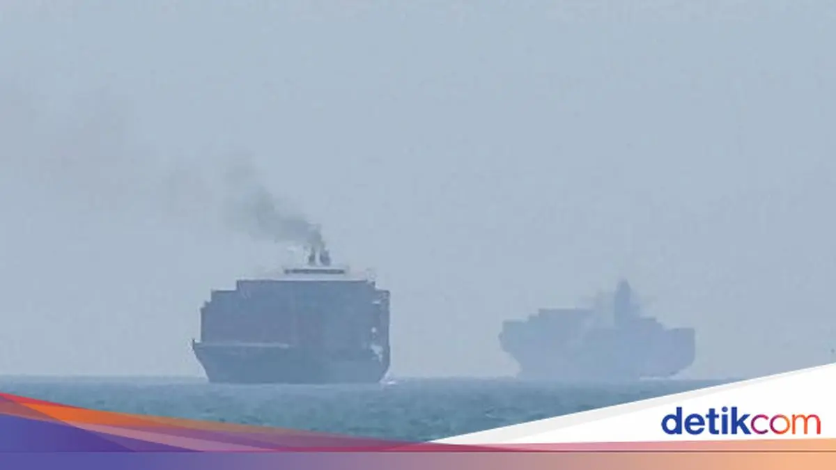 Kapal Supertanker Terbakar Usai Diserang Iran saat Coba Lewati Selat Hormuz