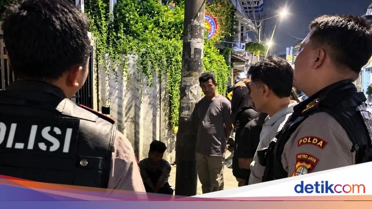 Polisi Gagalkan Tawuran di Jaktim: 20 Orang Dibekuk, Sajam-Air Keras Disita