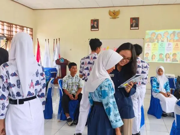 Kenapa Remaja Lebih Nyaman Curhat ke Teman daripada Orang Tua? Ini Penjelasannya