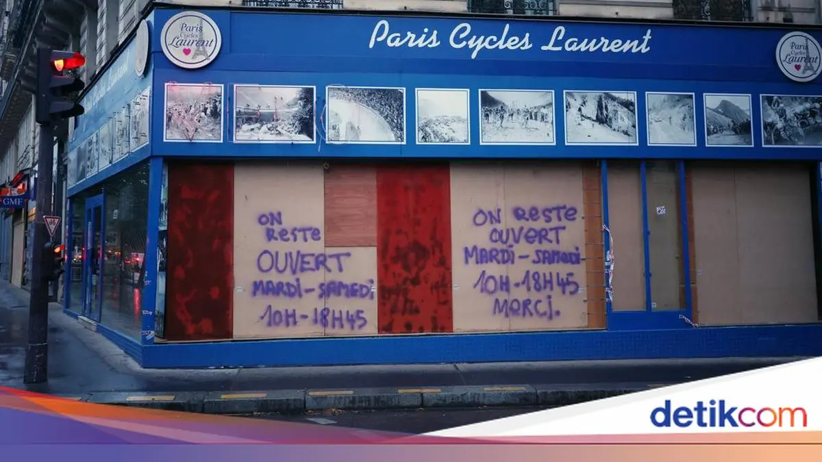 Jelang Demo Nasional, Jendela Pertokoan di Paris Ditutup Papan Kayu