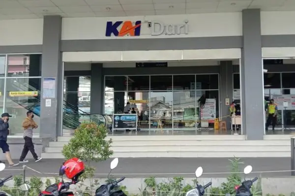 Eskalator Stasiun Duri Sudah Beroperasi, Penumpang Terburu-buru Diminta Pakai Tangga Manual