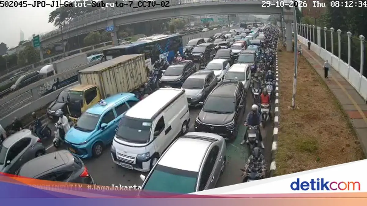 Penampakan Macet Mengular di Depan DPR Imbas Kecelakaan 2 Truk