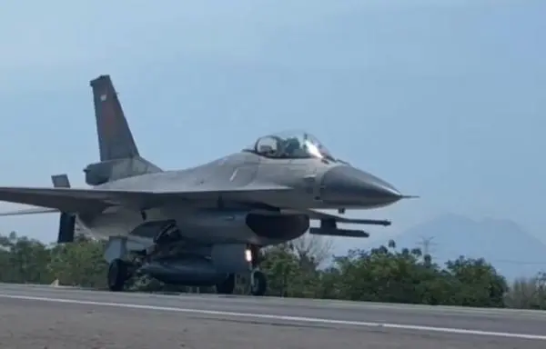 Antisipasi Darurat Perang, TNI AU Uji Coba Pendaratan Pesawat F-16 di Tol Paspro