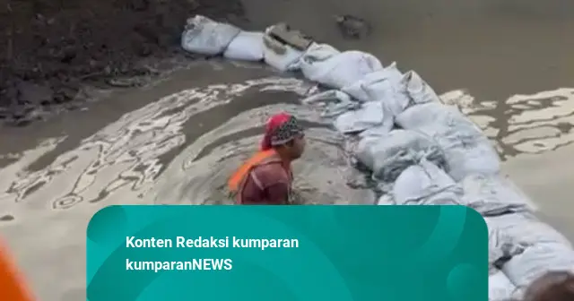 Pipa Diduga Bocor, Semburan Air Hampir 2 Meter Muncul di Tol Dupak Surabaya