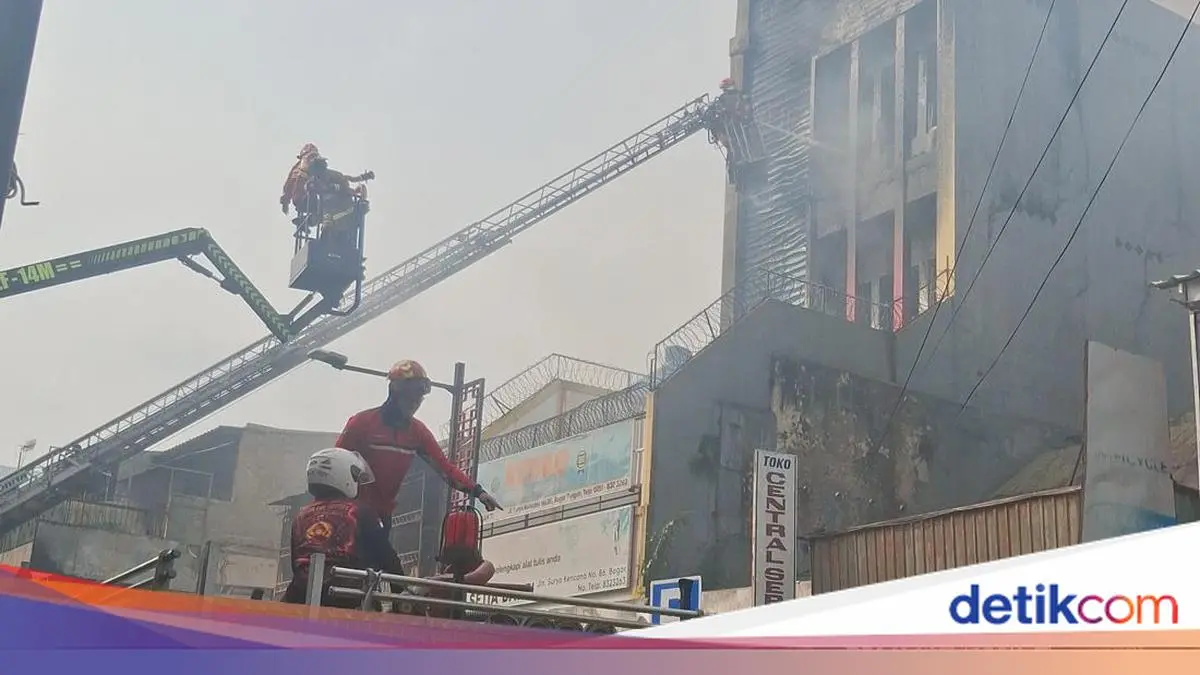 Kebakaran 3 Ruko di Suryakencana Bogor, 15 Mobil Damkar Dikerahkan