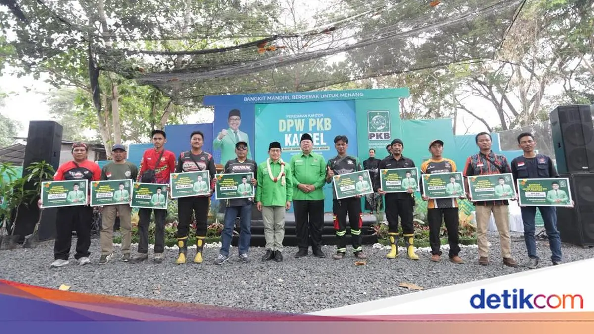 Cak Imin Salurkan Bantuan ke Petugas dan Warga Terdampak Karhutla di Kalsel