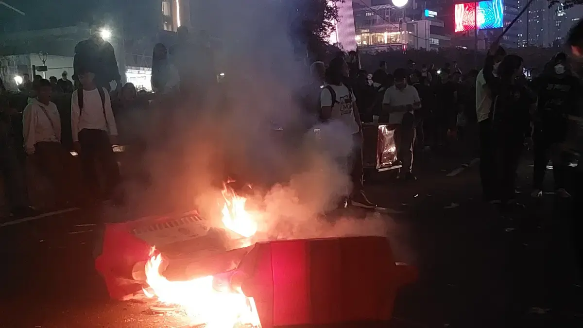 Demo di M.H. Thamrin Diguyur Hujan, Polisi Sebut yang Bertahan Bukan Mahasiswa