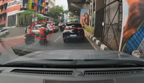 Mobil Listrik Tabrak 4 Kendaraan di Blok M Jaksel, Pengemudi Ojol Terlindas hingga Patah Kaki