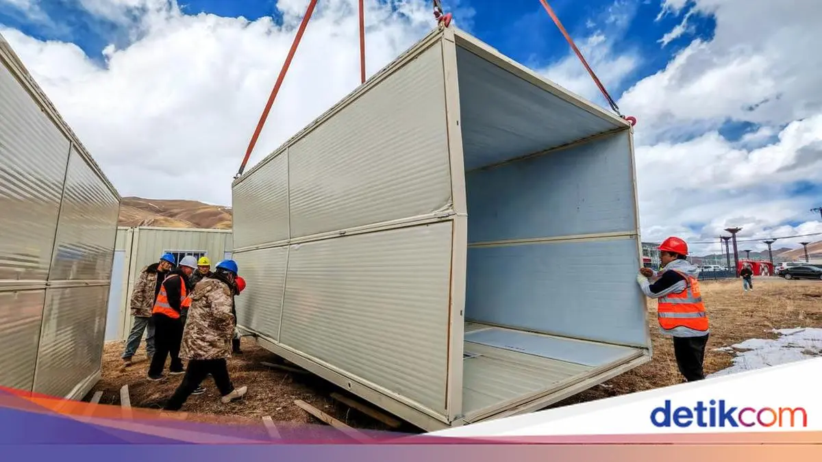 Usai Gempa M 7, Petugas Bangun Hunian Sementara