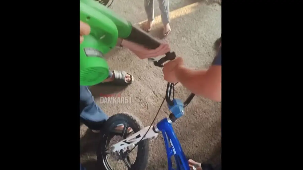 Cerita Damkar Bantu Bocah Ambil Uang Rp 10 Ribu di Setang Sepeda