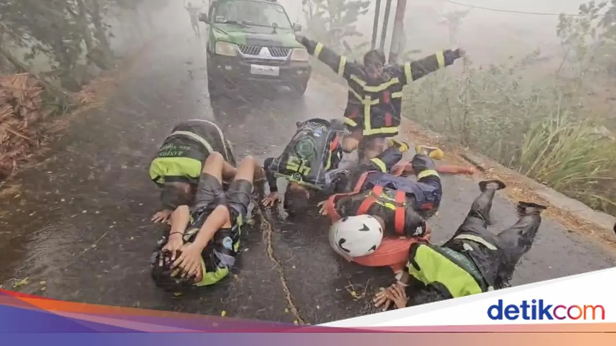 Hujan Akhirnya Guyur Martapura Kalteng, Relawan Karhutla Sujud Syukur