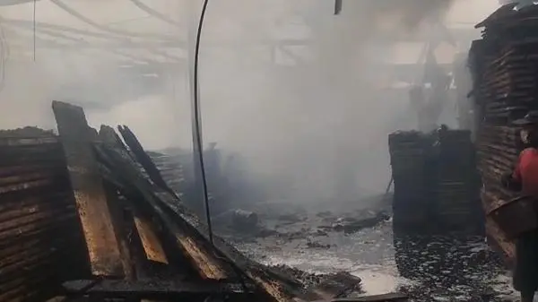Gudang Kayu Pabrik Furnitur Ekspor di Cirebon Terbakar, Kerugian Rp750 Juta
