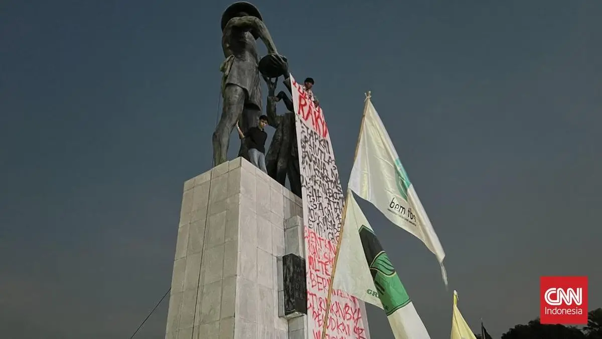 Massa Mahasiswa Bentangkan Spanduk di Tugu Tani