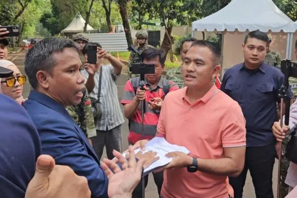 Khozinudin cs Datangi Rumah Prabowo di Kertanegara, Serahkan Surat Desakan soal Gibran