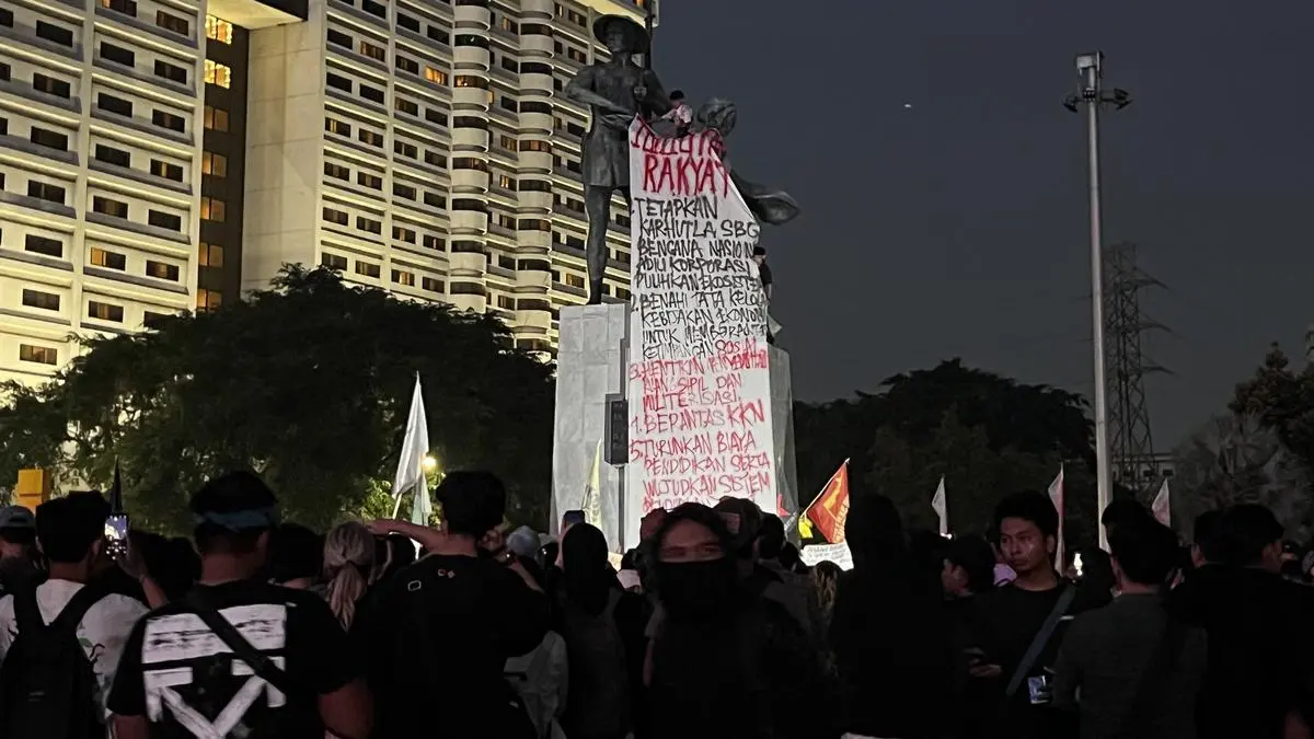 Mahasiswa Pasang Spanduk Raksasa 5 Tuntutan di Monumen Tugu Tani