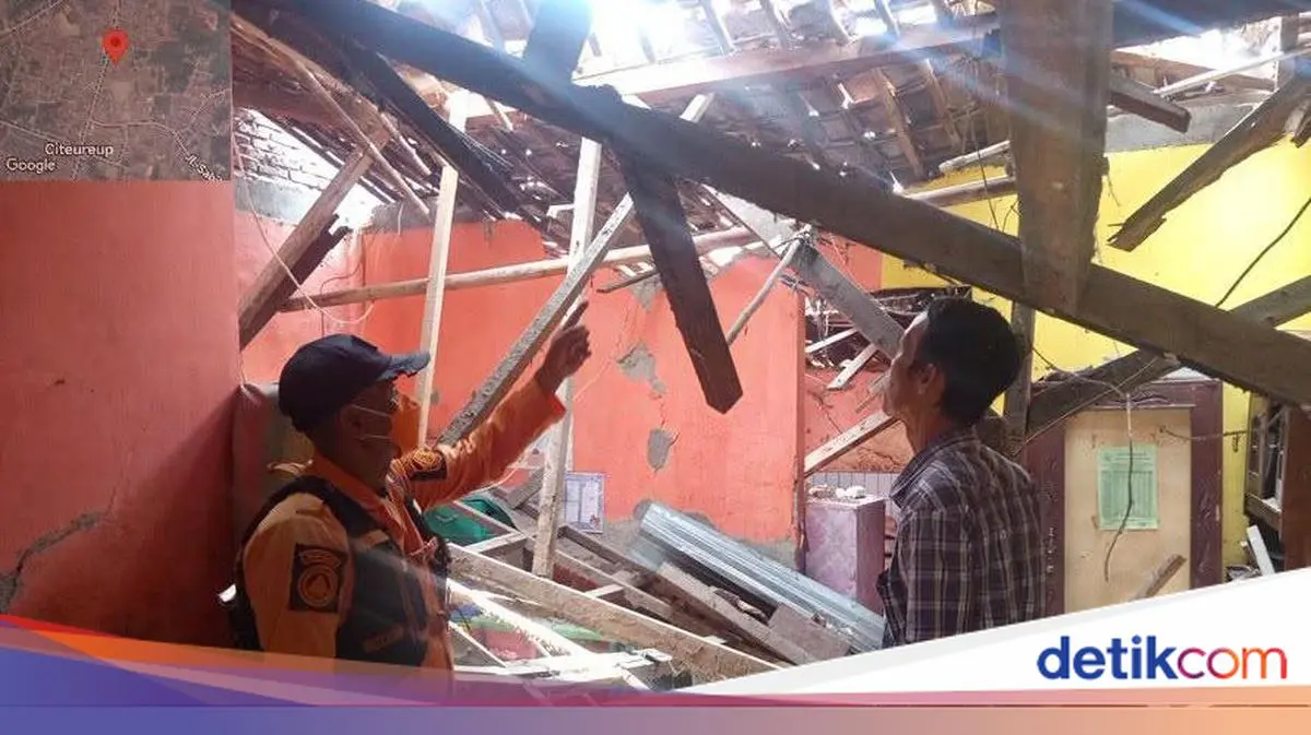 Sekeluarga di Bogor Mengungsi Imbas Rumahnya Rusak Diterjang Angin Kencang
