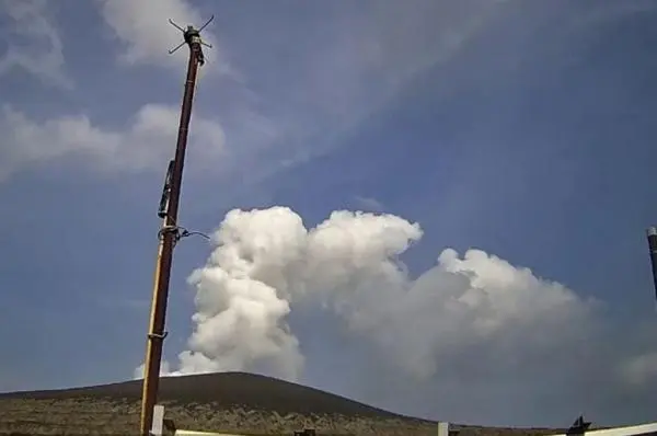 Gunung Anak Krakatau Masih Siaga, Asap Kawah Terpantau Setinggi 200 Meter