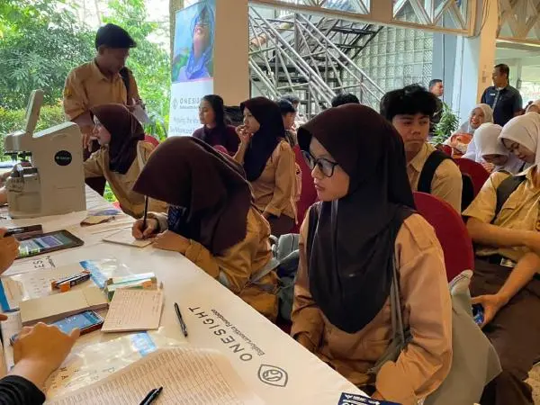 Pemeriksaan Mata dari MNC Peduli-OneSight EssilorLuxottica Foundation Bantu Kualitas Hidup Siswa Cigombong