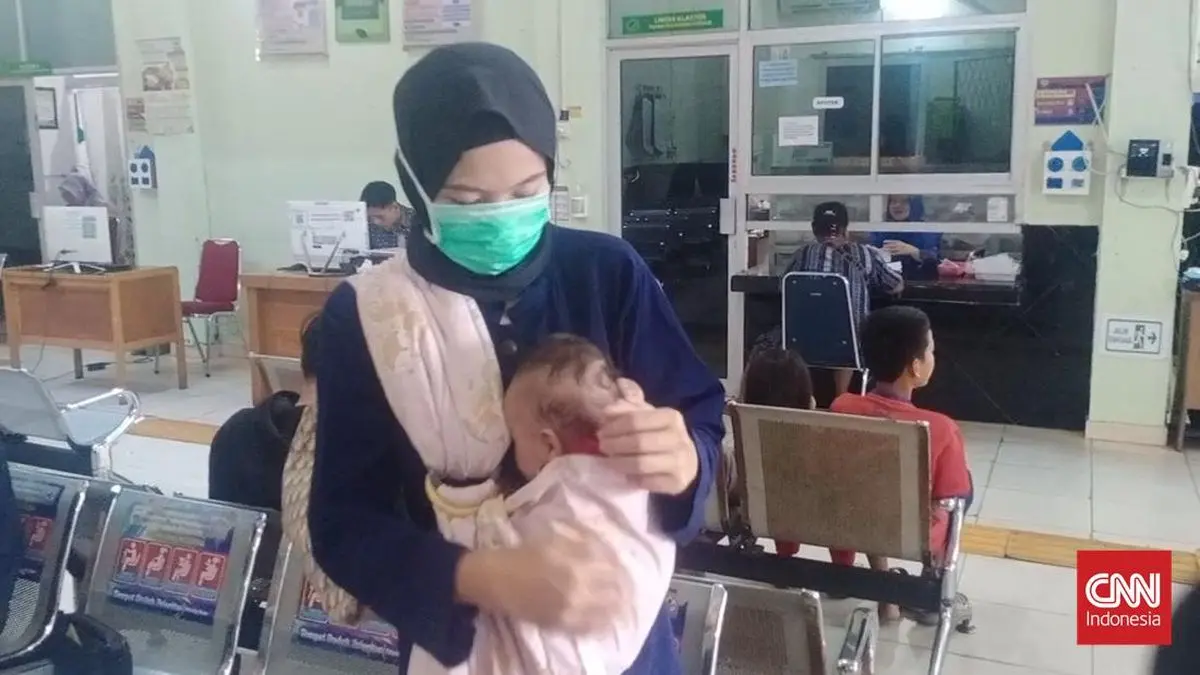 Tangis Pilu Bayi Aisya Rebutan Udara Segar Kala Asap Pekat Palembang
