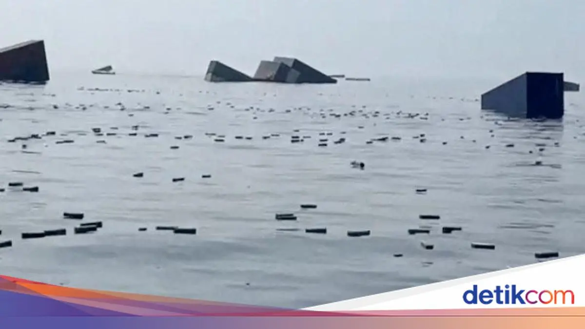 Kapal Kargo Singapura Tenggelam di Selat Hormuz, Ribuan Kontainer Hanyut